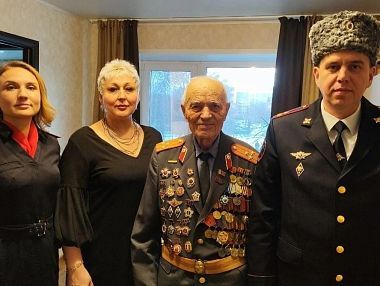 Сотрудники ОМВД Копейска поздравили ветерана Великой Отечественной войны и ОВД