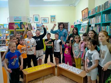 Праздник в детской библиотеке Копейска: дети встречают лето