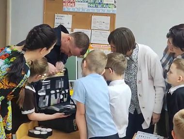 Сотрудник полиции Копейска познакомил первоклассников с работой эксперта‑криминалиста