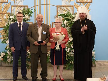 Губернатор вручил копейской семье медаль "За любовь и верность"