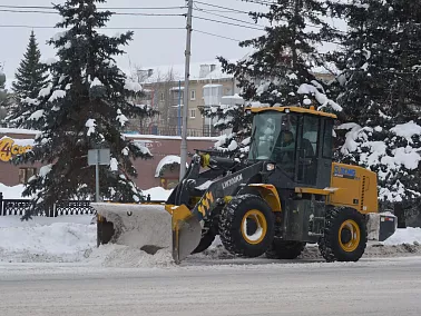 В Копейске убирают снег с дорог