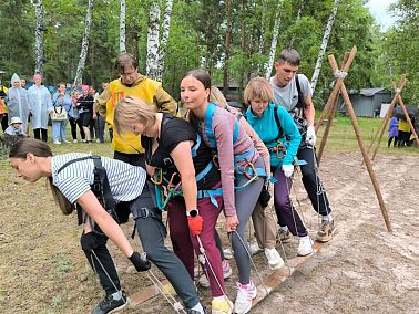 Копейские педагоги вязали узлы, ставили палатки и пели песни под гитару