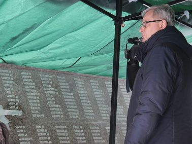 В Копейске продолжается обновление памятника «Книга памяти»