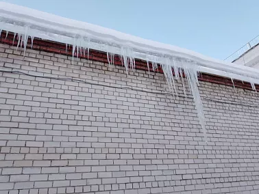 В Копейске продолжают очистку кровель от снега