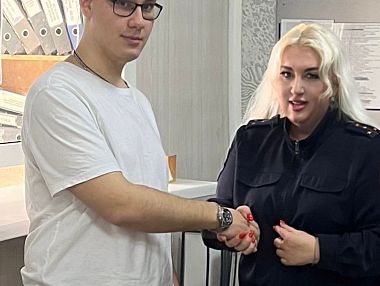 В Копейске начинающим водителям торжественно вручили первые права