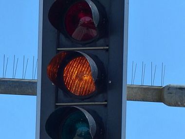 В Челябинске запретили проезд на желтый сигнал светофора