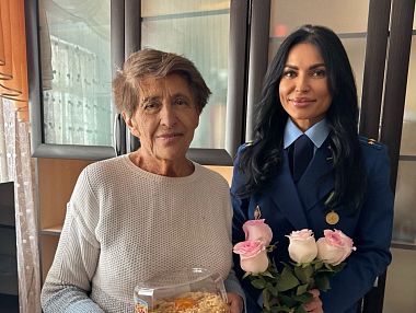 Сотрудники прокуратуры Копейска поздравили с 8 Марта ветерана