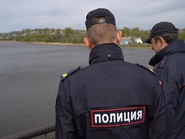Полицейский из Копейска спас мужчину, тонущего в ледяной воде