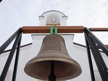 В строящейся церкви освятили колокола