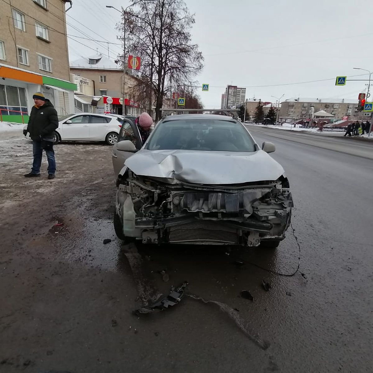 В Копейске водитель с ребенком врезался в припаркованную машину | газета  