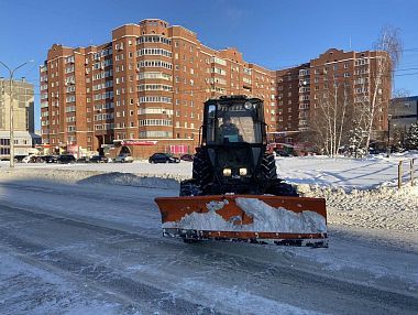 Дорожные службы активно вывозят снег с копейских улиц