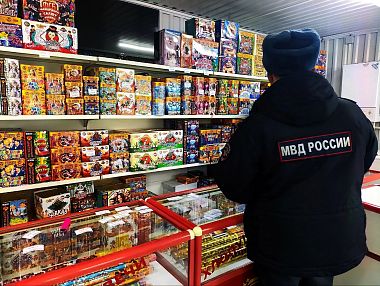 Сотрудники полиции Копейска предупреждают о штрафах за запуск фейерверков вблизи жилых домов