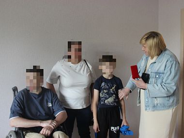 В Копейске семье бойца СВО вручили ключи от квартиры