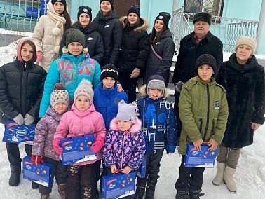 Ватерполистки «Уралочки» поздравили с Новым годом три детских учреждения Златоуста