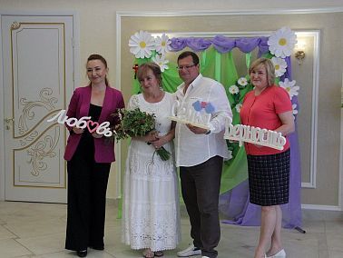 В День семьи, любви и верности четыре копейские пары сыграли свадьбу