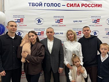 Многодетная семья Кочневых проголосовала в полном составе