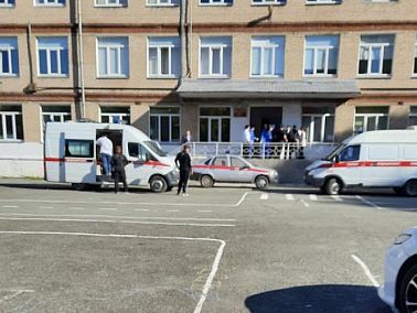 В Челябинске подросток пришел в школу с ножом и молотком