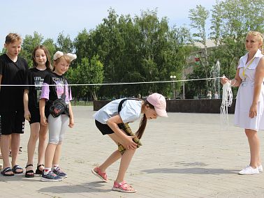 Сегодня на площади Славы команда «Копейского рабочего» провела развлекательное мероприятие для детей