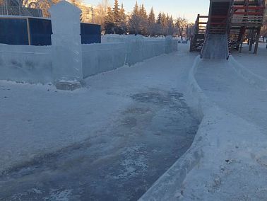 В ледовом городке завершили работы по изменению конфигурации горок