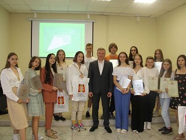 Андрей Фалейчик наградил волонтеров за помощь в голосовании за благоустройство