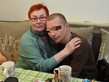 В Копейске встретились мама погибшего героя и боец, которому передали его гитару