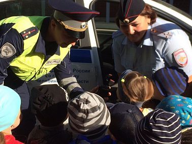 Сотрудники ГИБДД познакомили детсадовцев с работой сотрудников дорожно-патрульной службы