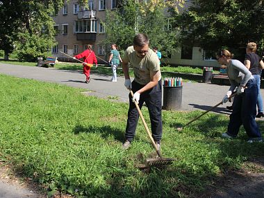 В Копейске провели субботник в сквере 
