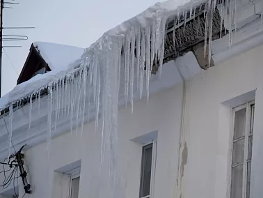 В Копейске продолжают мониторить уборку снега с крыш