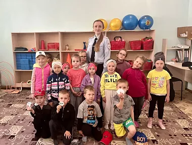 В копейском детском саду инспектор ГИБДД научила малышей безопасно переходить дорогу