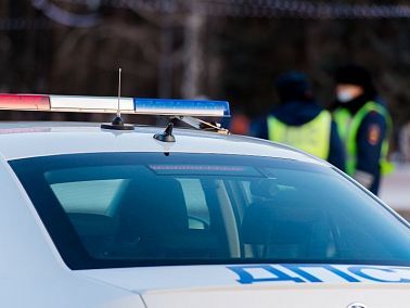 Двое человек пострадали при падении автомобиля с моста в Челябинске