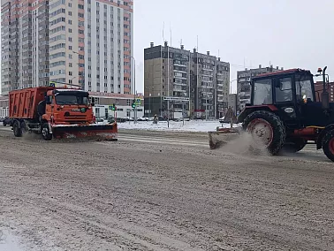 В Копейске расчищают улицы после снегопада