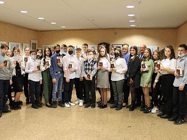 В честь Дня конституции прошло торжественное вручение паспортов копейским школьникам
