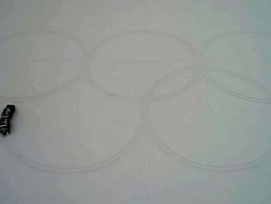 Южноуральские военные нарисовали тягачами олимпийские кольца на снегу