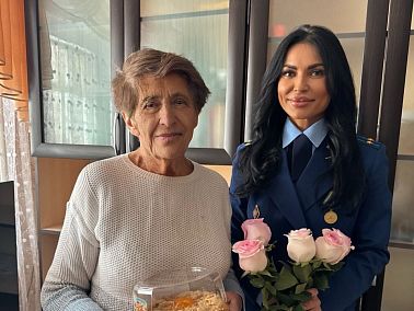 Сотрудники прокуратуры Копейска поздравили с 8 Марта ветерана