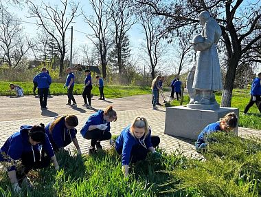 Более 3,5 тысяч активистов «Единой России», МГЕР и «Волонтеров Победы» провели субботники по благоустройству памятников Великой Отечественной войне