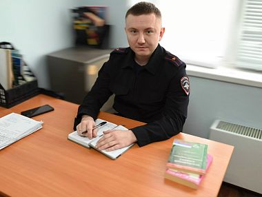 В Копейске полицейский помог глухонемой паре 