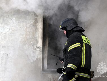 Челябинские спасатели реанимировали пострадавшего при пожаре