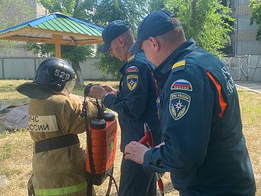 Пожарные Копейска провели мастер-класс с детьми, оставшимися без попечения родителей