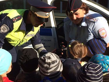 Сотрудники ГИБДД познакомили детсадовцев с работой сотрудников дорожно-патрульной службы