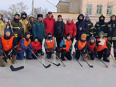 В Копейске прошел товарищеский матч по хоккею на валенках 
