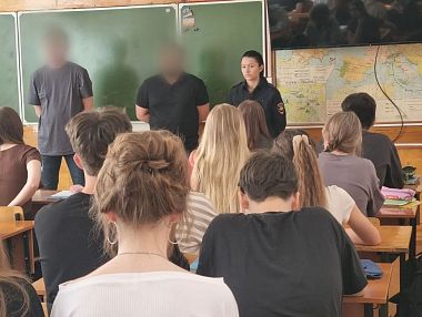 В Копейске полицейские учат школьников защищаться от мошенников и вредных привычек