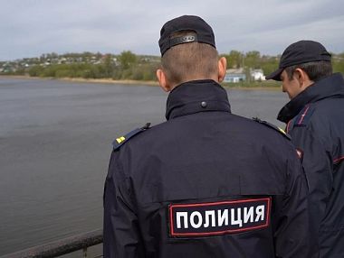 Полицейский из Копейска спас мужчину, тонущего в ледяной воде