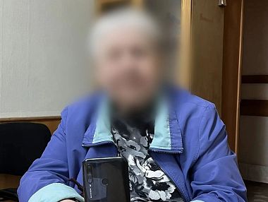 В Копейске полицейские вернули местной жительнице похищенный телефон