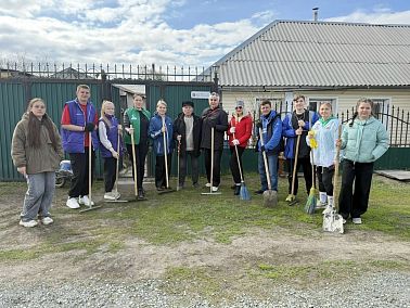 Волонтёры Копейска устроили субботник у ветерана Великой Отечественной войны