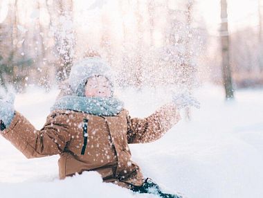 В Челябинске мужчина гулял с раздетыми детьми на морозе