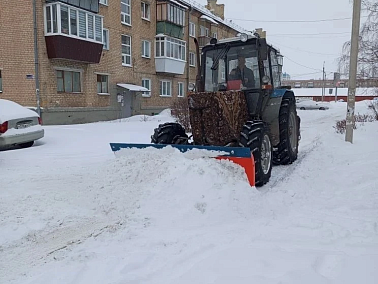В Копейске управляющие компании очищают кровли от снега и наледи