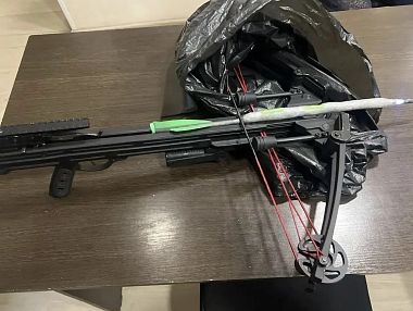 В Копейске полицейские пресекли попытку переброса наркотиков в колонию с помощью арбалета