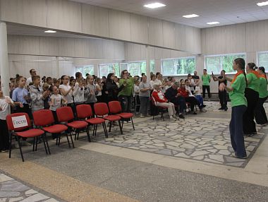 Флешмоб, флаги и море улыбок — так прошла первая смена в лагере «Юность» Копейска