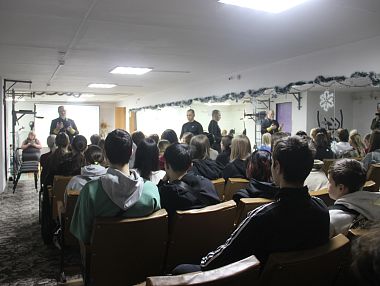 Копейские студенты поговорили о единстве и любви