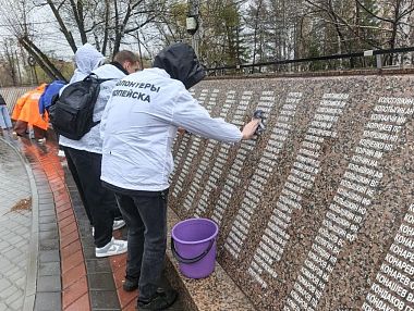 Волонтёры Копейска привели в порядок мемориальный комплекс к Дню Победы